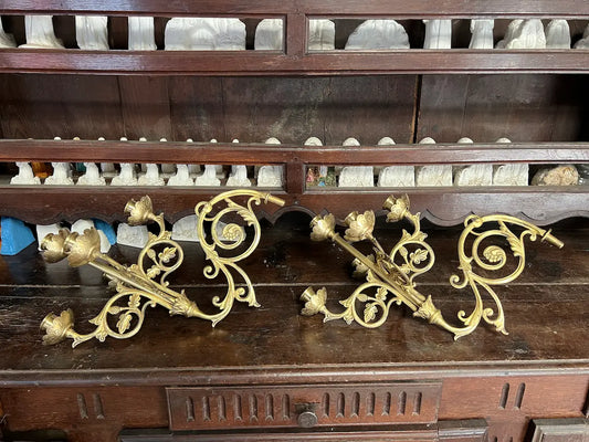 Pair of antique gilded bronze wall candelabra with five lights and ornate floral scrollwork, perfect for church or decorative use.
/
Paire d’appliques murales anciennes en bronze doré à cinq bougeoirs et volutes florales, idéales pour église ou décoration.

