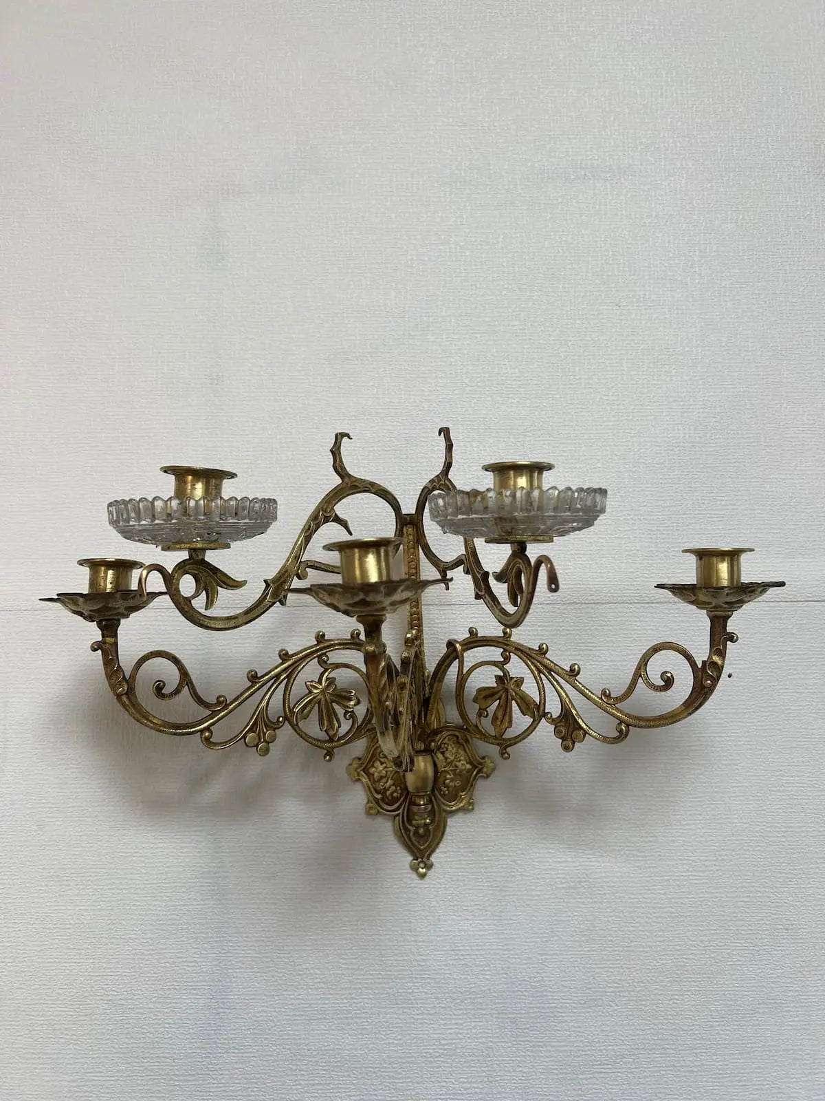Pair of antique gilded bronze wall candelabra with five lights and glass bobeches /
Paire d’appliques murales anciennes en bronze doré à cinq lumières avec bobèches en verre