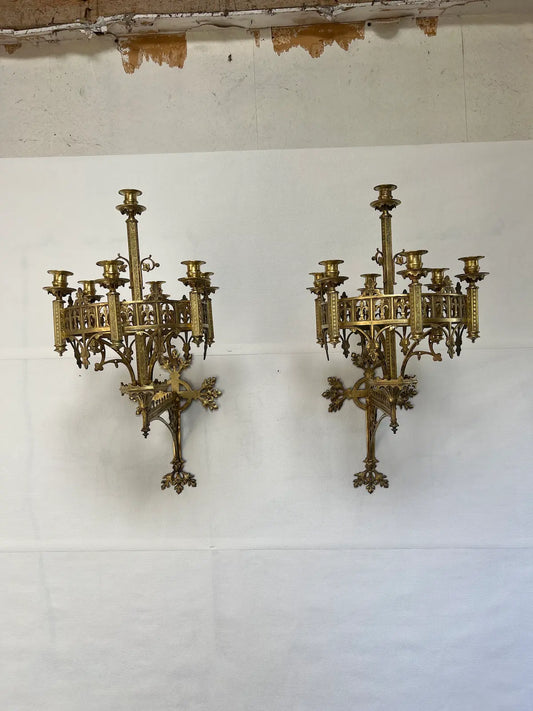 Pair of antique Gothic Revival gilded bronze wall candelabra with seven candle holders
/  Paire d’appliques murales gothiques anciennes en bronze doré avec sept bougeoirs