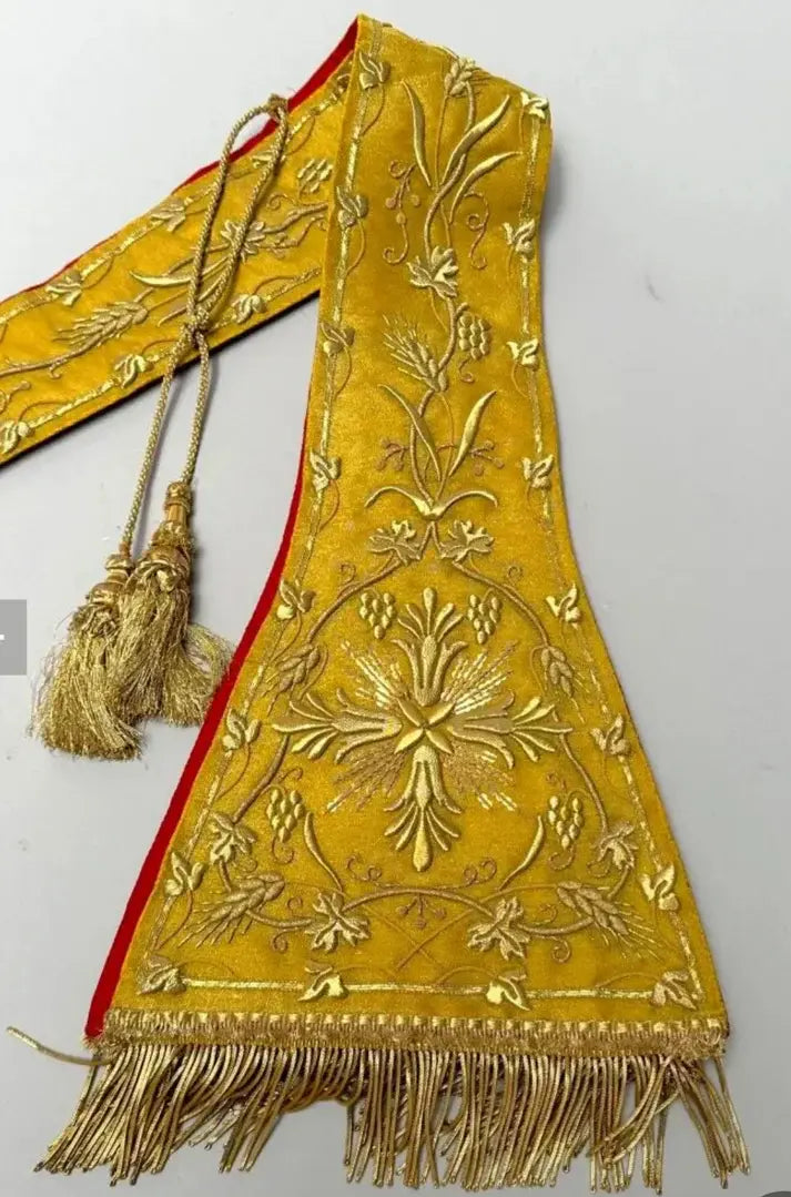 close up Gold brocade pastoral stole with ornate liturgical embroidery / Étole pastorale en brocart doré

