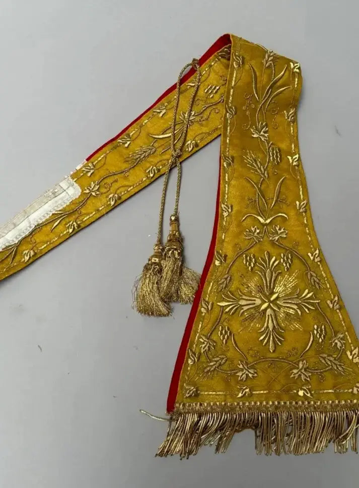 picture Gold brocade pastoral stole with ornate liturgical embroidery / Étole pastorale en brocart doré


