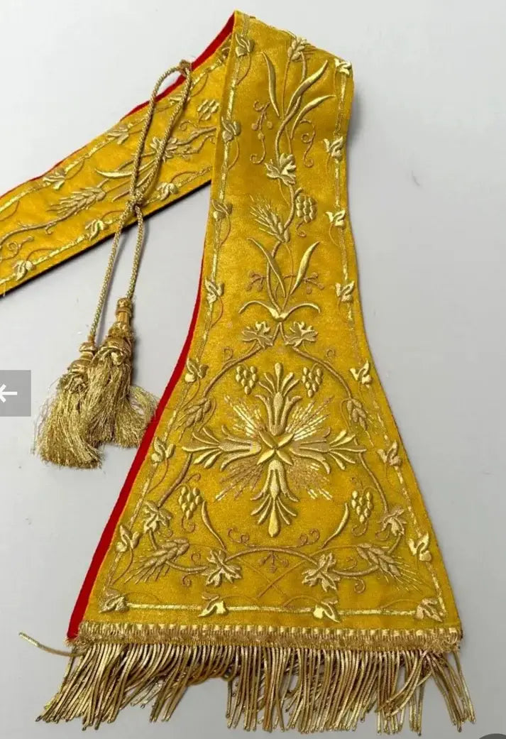 Gold brocade pastoral stole with ornate liturgical embroidery zoom / Étole pastorale en brocart doré

