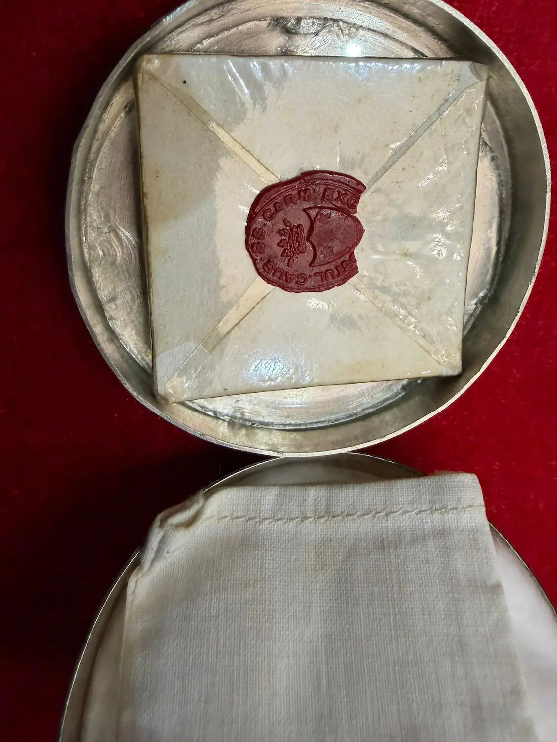 Catholic pax reliquary with relic of Saint Thérèse of Lisieux
/
Baiser de paix catholique contenant une relique de Sainte Thérèse de Lisieux