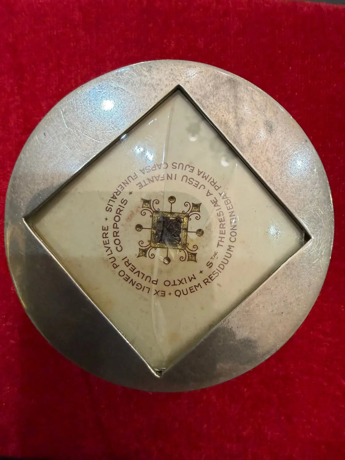Catholic pax reliquary with relic of Saint Thérèse of Lisieux
/
Baiser de paix catholique contenant une relique de Sainte Thérèse de Lisieux