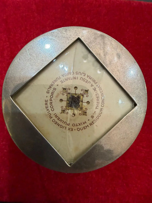 Catholic pax reliquary with relic of Saint Thérèse of Lisieux
/
Baiser de paix catholique contenant une relique de Sainte Thérèse de Lisieux