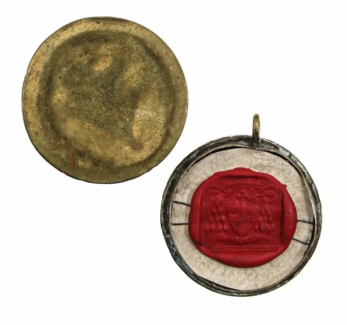 Catholic reliquary pendant with relic of Saint Anthony of Padua 
/
Reliquaire catholique contenant une relique de Saint Antoine de Padoue