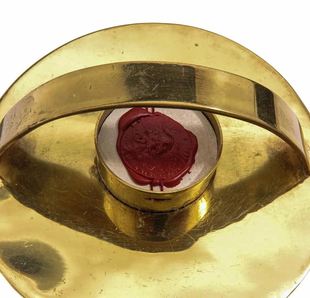 Large gold sealed reliquary containing a relic of Saint Benedict of Nursia
/
Reliquaire doré scellé avec relique de Saint Benoît Abbé