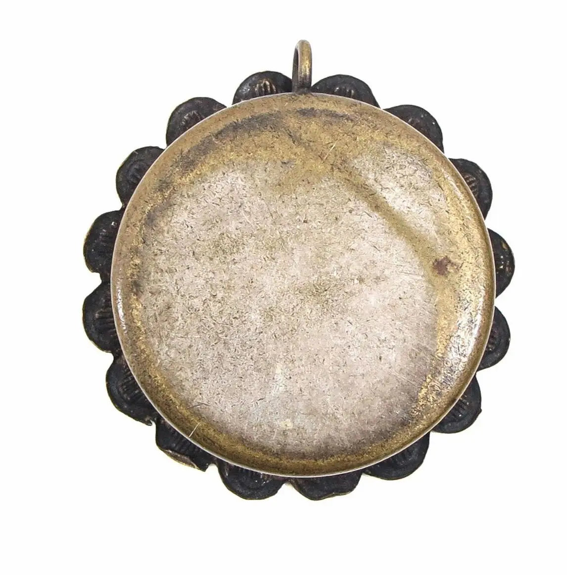 Sealed antique relic of Saint John Bosco in devotional reliquary
/
Reliquaire ancien contenant une relique de Saint Jean Bosco