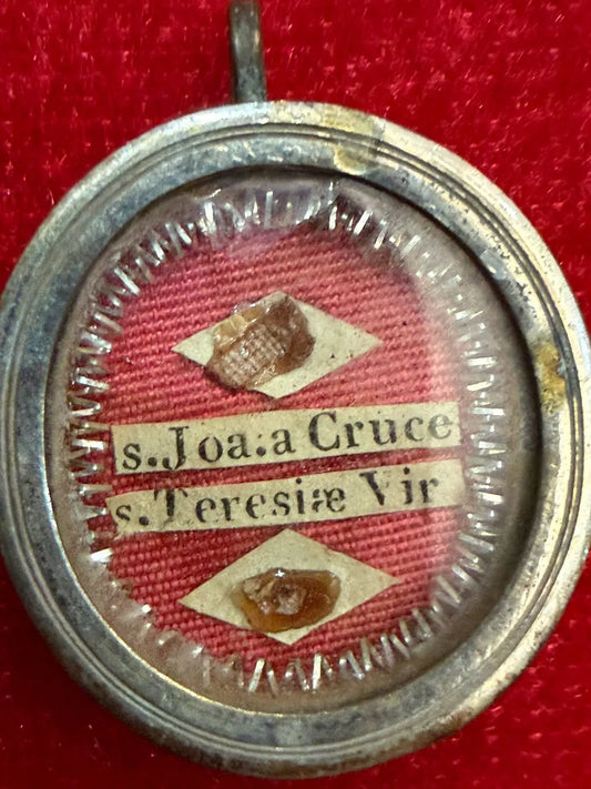 Catholic reliquary with relics of Saint John of the Cross and Saint Teresa of Avila
/
Reliquaire catholique avec reliques de Saint Jean de la Croix et Sainte Thérèse d’Avila