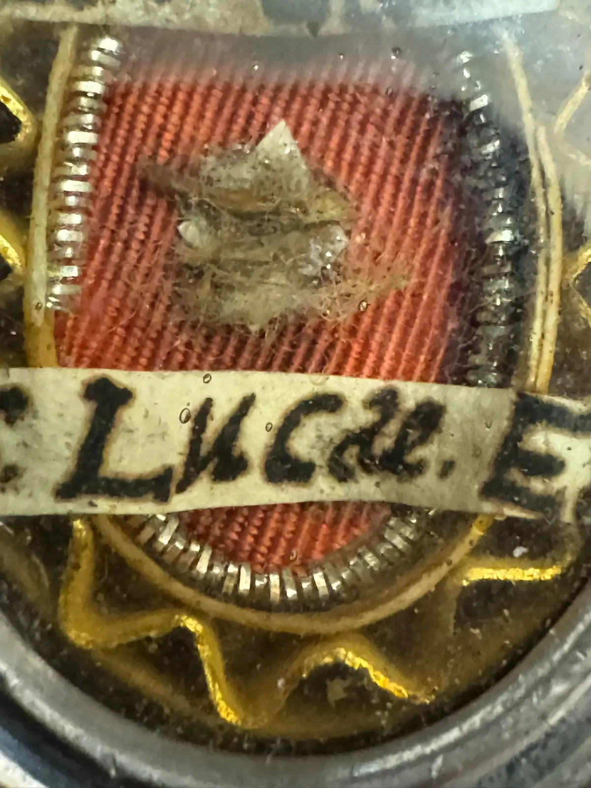 Relic of Saint Luke the Evangelist ex carne in oval silvered reliquary with flat glass front and certificate.
/
Relique de Saint Luc Évangéliste ex carne dans theca reliquaire ovale argentée avec façade en verre plat et certificat.