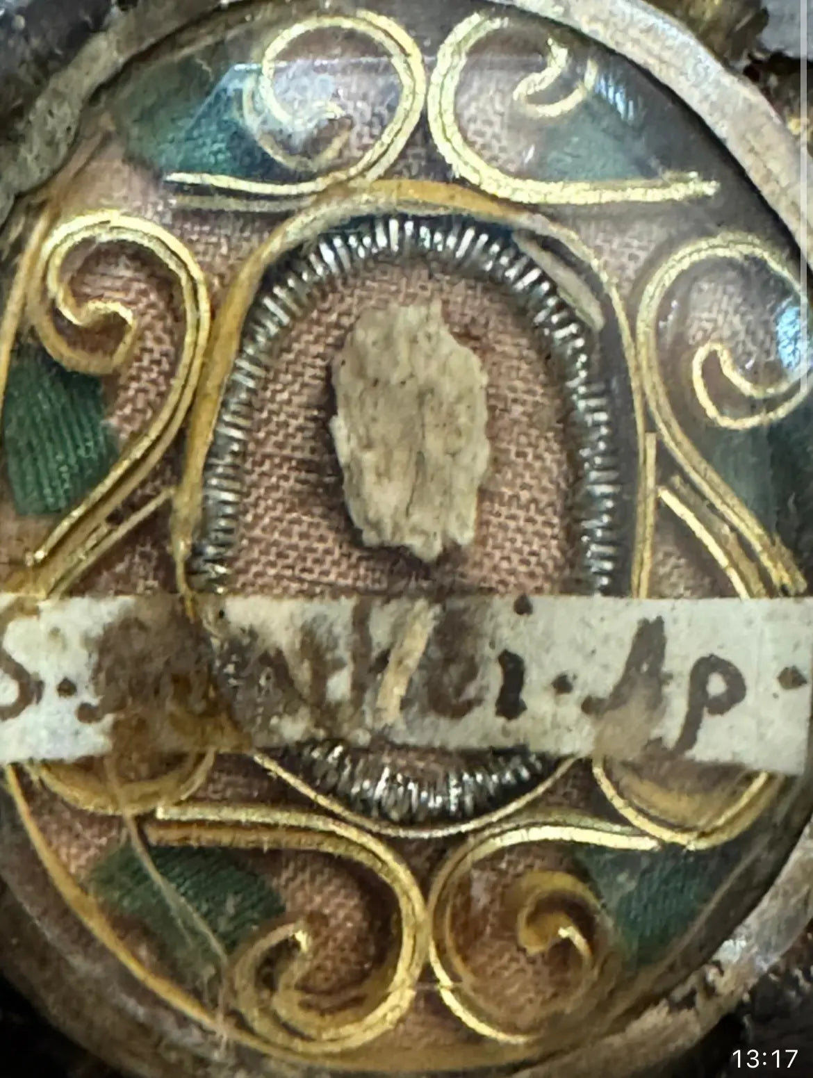 Relic of Saint Matthew the Apostle ex ossibus in ornate reliquary theca with flat glass front and certificate.

/ Relique de Saint Matthieu Apôtre ex ossibus dans une theca reliquaire ornée avec façade en verre plat et certificat.