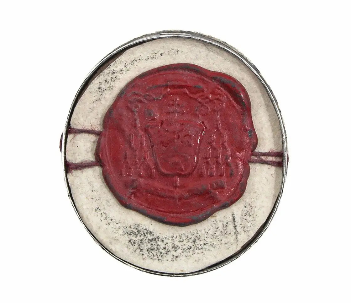 Catholic reliquary containing bone relic of Saint Peter the Apostle
/
Reliquaire catholique contenant une relique osseuse de Saint Pierre apôtre