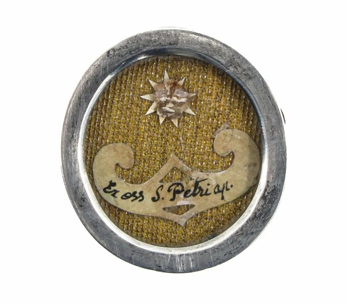 Catholic reliquary containing bone relic of Saint Peter the Apostle
/
Reliquaire catholique contenant une relique osseuse de Saint Pierre apôtre