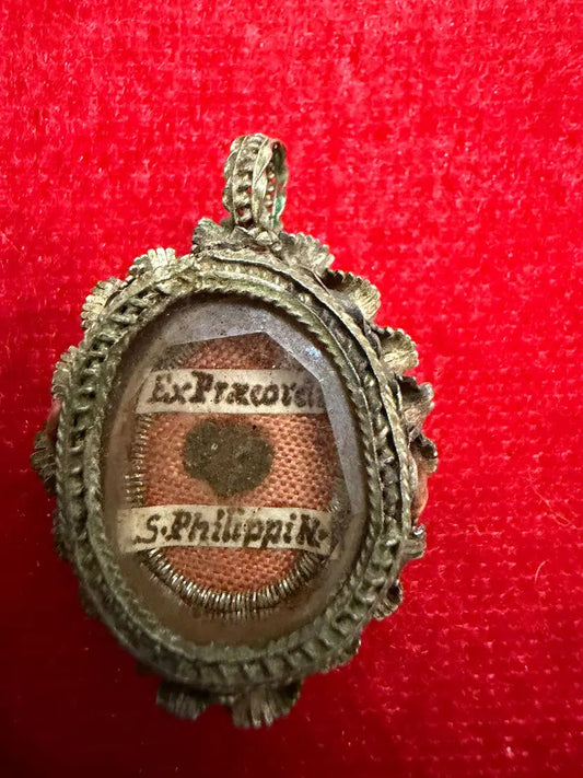 Catholic reliquary with relic of Saint Philip Neri
/
Reliquaire catholique avec relique de Saint Philippe Néri