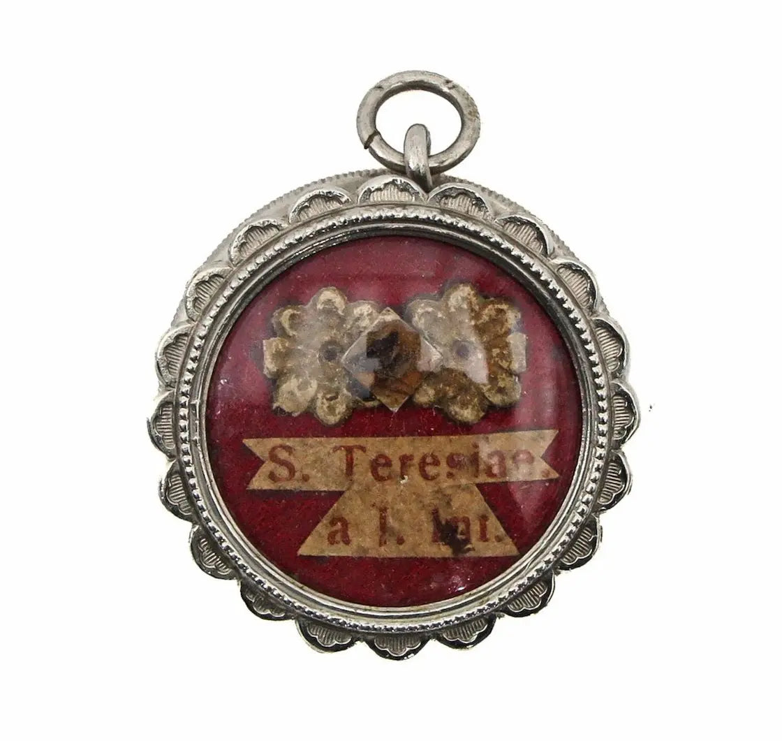 Catholic reliquary pendant with relic of Saint Thérèse of Lisieux
/
Reliquaire catholique contenant une relique de Sainte Thérèse de Lisieux