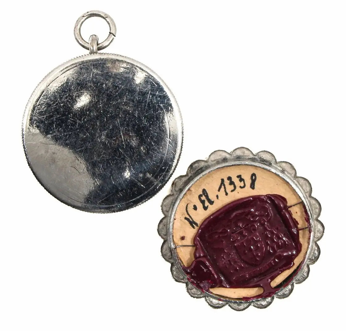 Catholic reliquary pendant with relic of Saint Thérèse of Lisieux
/
Reliquaire catholique contenant une relique de Sainte Thérèse de Lisieux