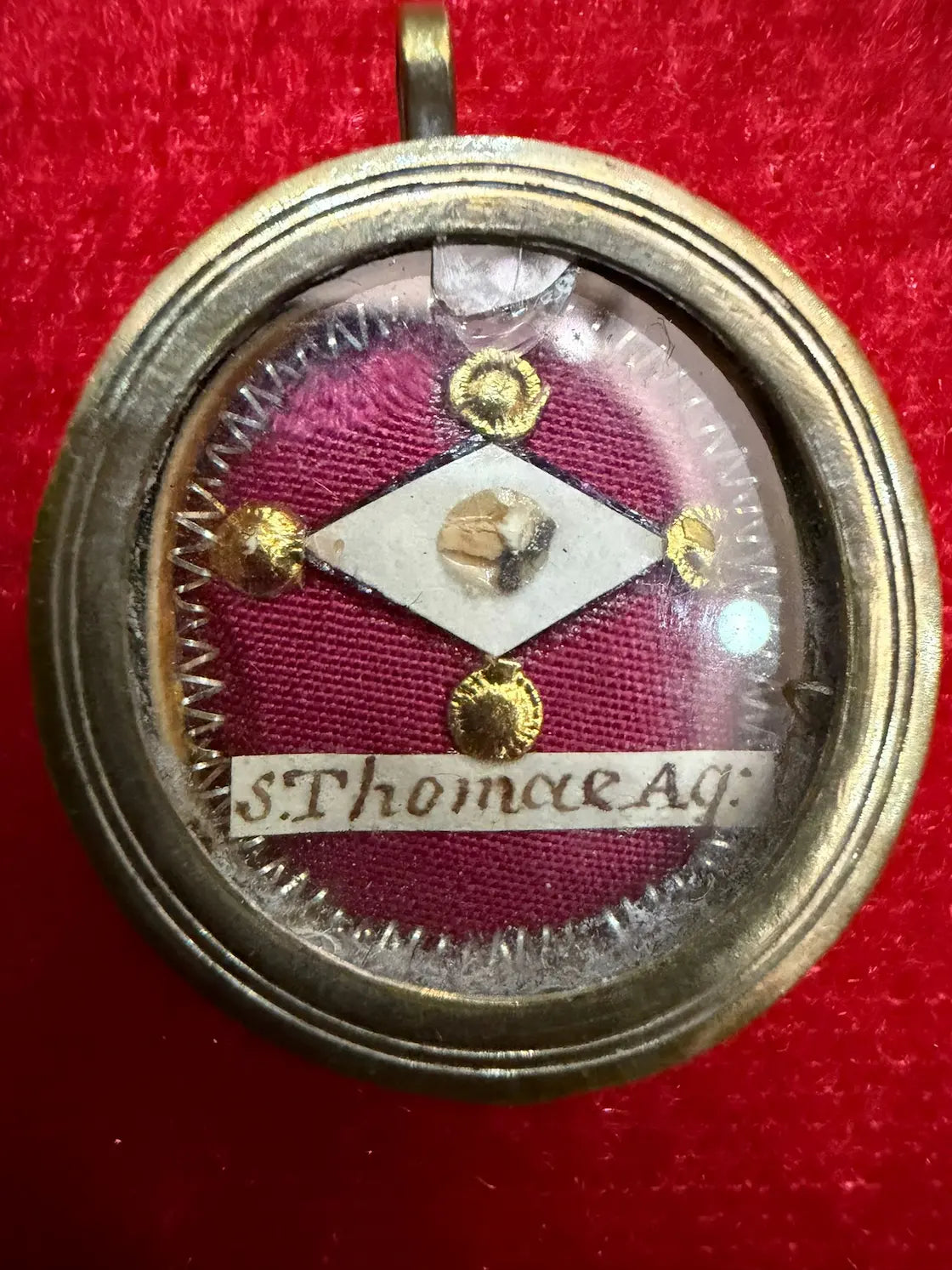 Catholic reliquary containing relic of Saint Thomas Aquinas
/
Reliquaire catholique avec relique de Saint Thomas d’Aquin