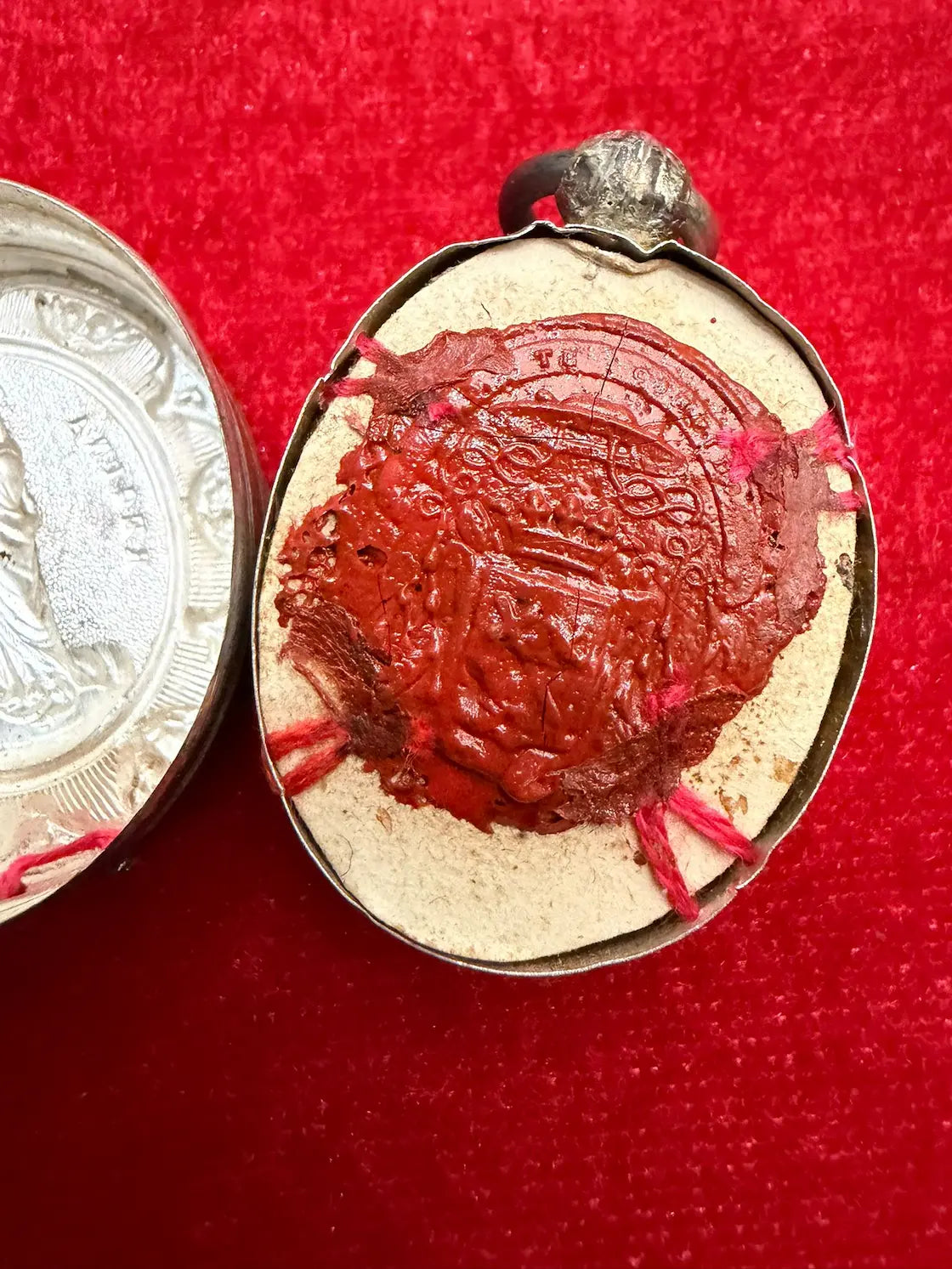 Catholic reliquary with relic of Saint Thomas of Villanova
/
Reliquaire catholique avec relique de Saint Thomas de Villanova