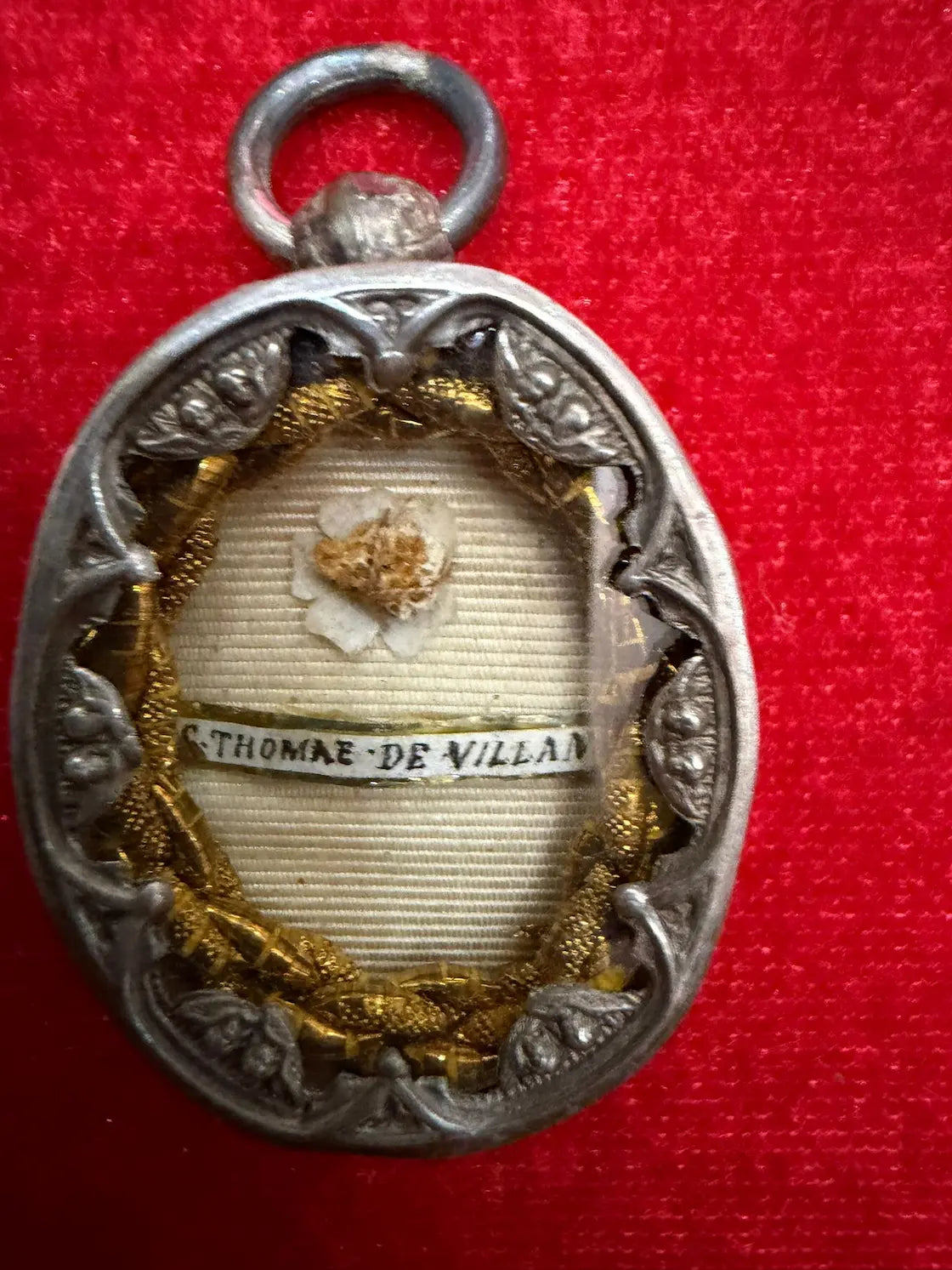 Catholic reliquary with relic of Saint Thomas of Villanova
/
Reliquaire catholique avec relique de Saint Thomas de Villanova