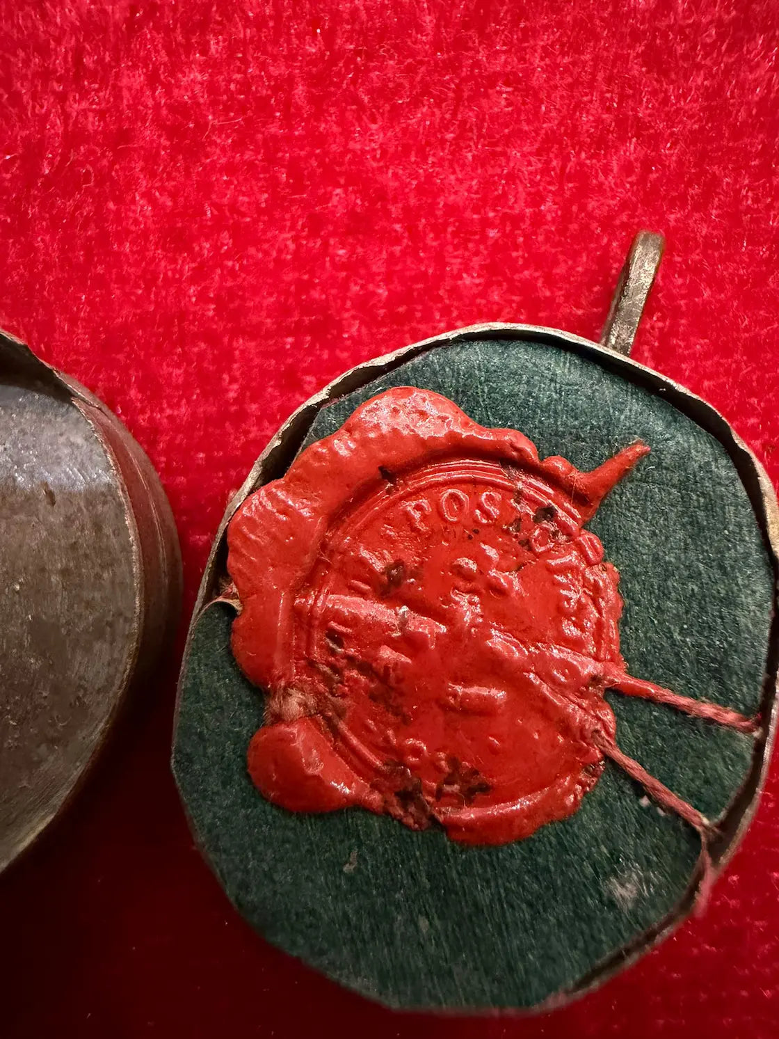 Catholic reliquary with hair relic of Saint Veronica Giuliani
/
Reliquaire catholique avec relique de cheveux de Sainte Véronique Giuliani