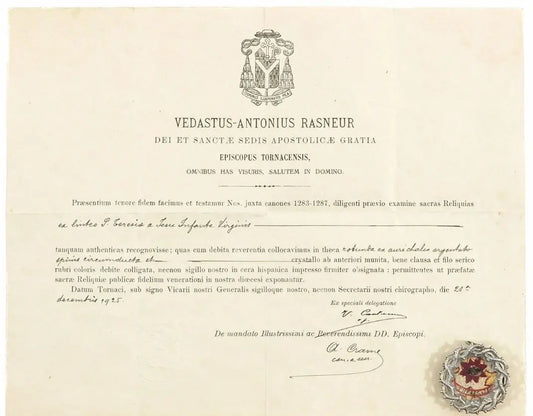 Sealed theca with relic of St. Thérèse of the Child Jesus, crown-of-thorns mount, with certificate of authenticity.
/
Thèque scellée avec relique de Sainte Thérèse de l’Enfant Jésus, monture en couronne d’épines, avec certificat d’authenticité.