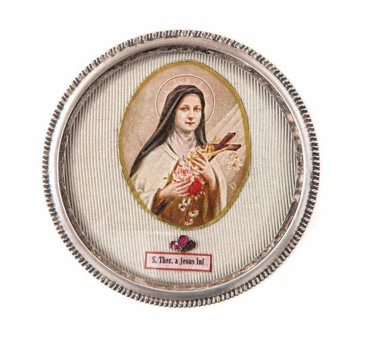Sacred relic of St. Thérèse of the Child Jesus in a 6 cm circular reliquary.
/
Relique de Sainte Thérèse de l’Enfant Jésus dans un reliquaire circulaire de 6 cm.