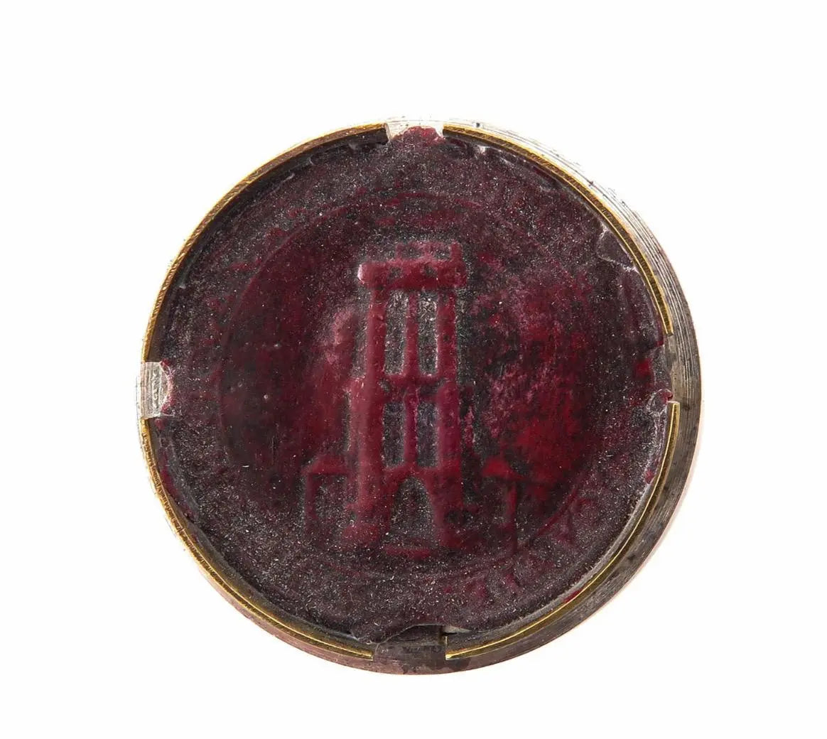 Antique sealed reliquary containing a relic of the swaddling clothes of the Infant Jesus
/
Reliquaire ancien scellé contenant une relique des langes de l’Enfant Jésus