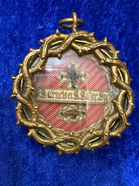 relic of the true cross and spine from the saint crown / Relique contenant un fragment de la Vraie Croix du Christ et une épine de la Sainte Couronne.