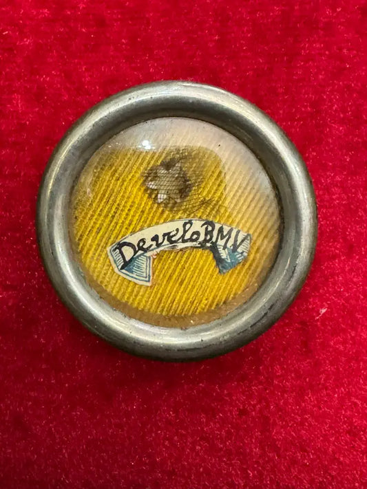 Relic from the veil of the Blessed Virgin Mary / Relique portant la mention "Ex Velo B.V.M."