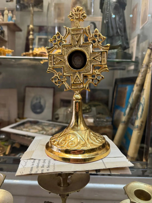 Reliquary of Blessed Marguerite-Marie Alacoque with original 1877 certificate.
/
Reliquaire de la Bienheureuse Marguerite-Marie Alacoque avec authentique de 1877.