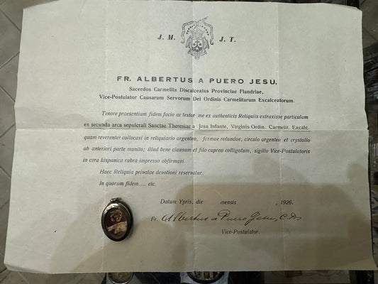 Reliquary of Saint Thérèse of Lisieux with certificate of authenticity, 1926.
/
Reliquaire de Sainte Thérèse de Lisieux avec authentique de 1926.
