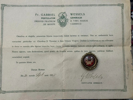 Reliquary of Saint Thérèse of Lisieux ex cineribus with certificate of authenticity, 1928.
/
Reliquaire de Sainte Thérèse de Lisieux ex cineribus avec authentique, 1928.