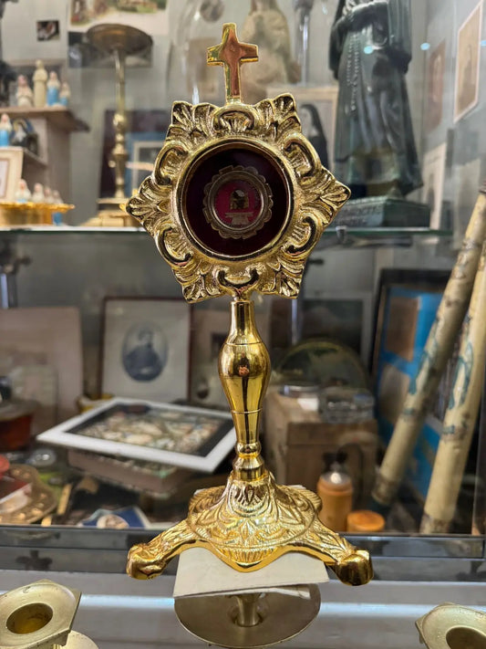 Reliquary of Saint Thérèse of Lisieux with relic and certificate of authenticity.
/
Reliquaire de Sainte Thérèse de Lisieux avec relique et authentique.