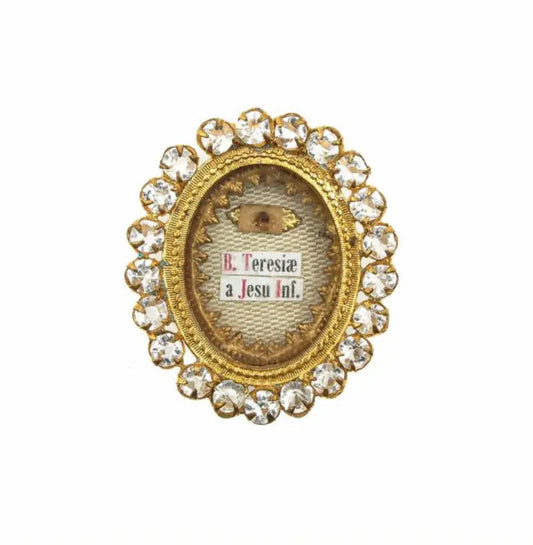 Reliquary with relic of St. Thérèse of the Child Jesus, adorned with gemstones / Reliquaire contenant une relique de Sainte Thérèse de l’Enfant Jésus, orné de pierres