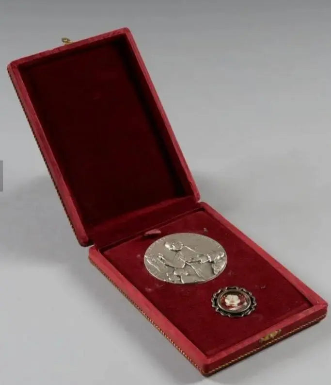 Presentation case with medal and relic of Blessed Marcellin Champagnat, founder of the Marist Brothers
/
Écrin avec médaille et reliquaire du Bienheureux Marcellin Champagnat, fondateur des Frères Maristes