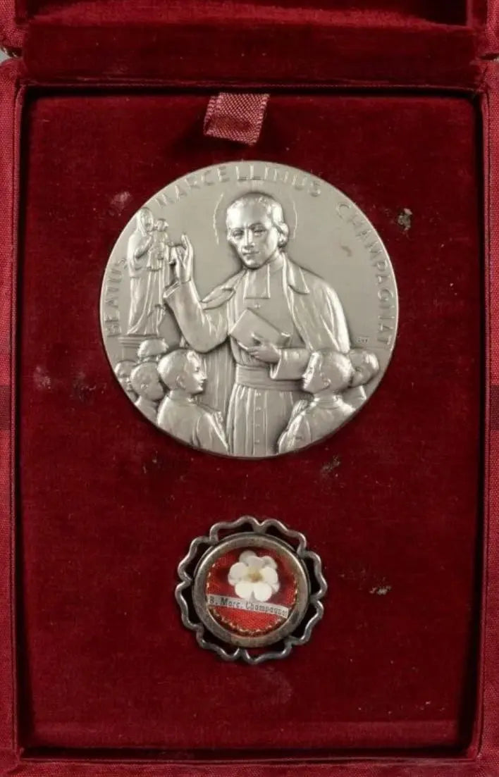 Presentation case with medal and relic of Blessed Marcellin Champagnat, founder of the Marist Brothers
/
Écrin avec médaille et reliquaire du Bienheureux Marcellin Champagnat, fondateur des Frères Maristes
