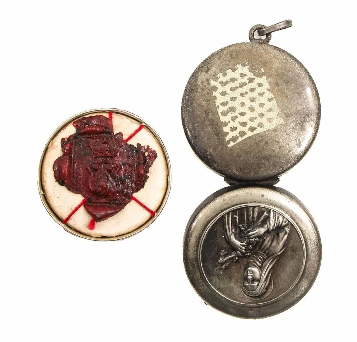 Catholic reliquary with relic of Saint Thérèse of the Child Jesus and wax seal
/
Reliquaire catholique avec relique de Sainte Thérèse de l’Enfant Jésus et sceau de cire