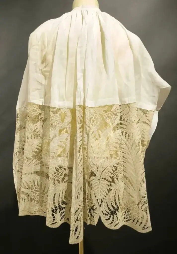 rochet lace embroidery back / Rochet à broderies en dentelle dos