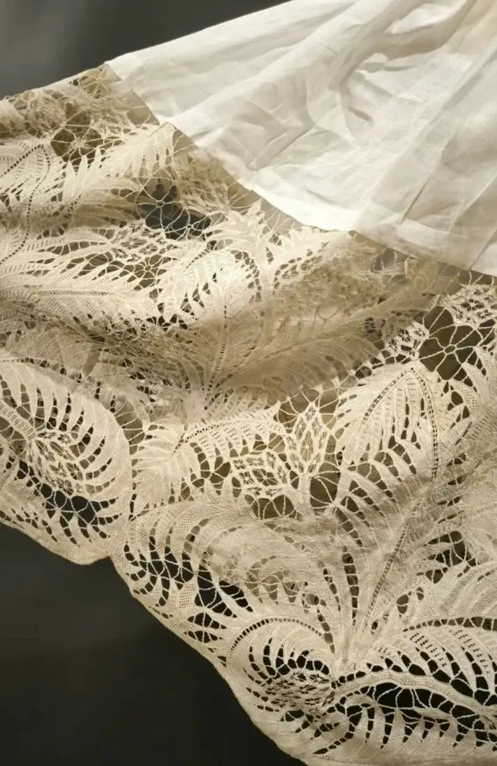 rochet lace embroidery detail / Rochet à broderies en dentelle detailes 