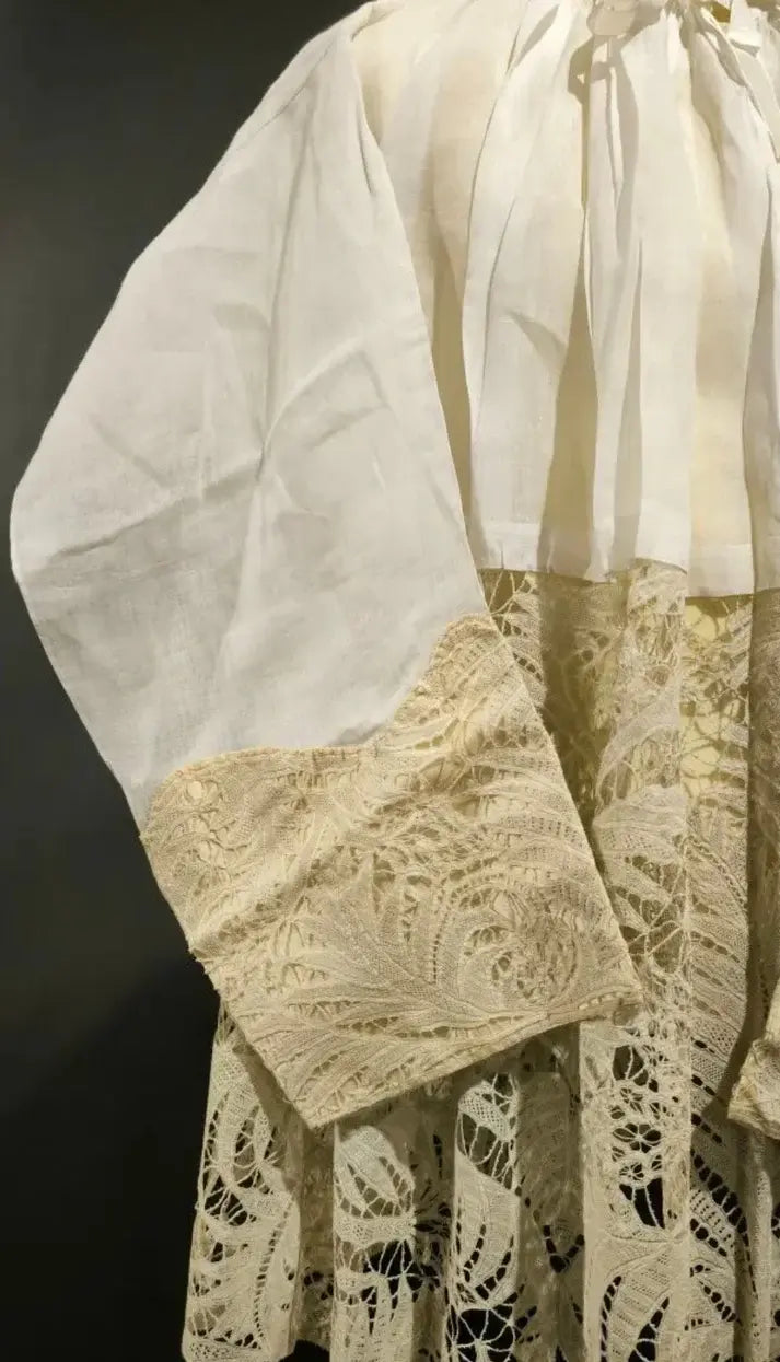rochet lace embroidery left sleeve / Rochet à broderies en dentelle manches