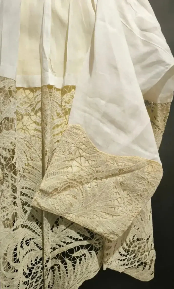 rochet lace embroidery right sleeve / Rochet à broderies en dentelle manche droite