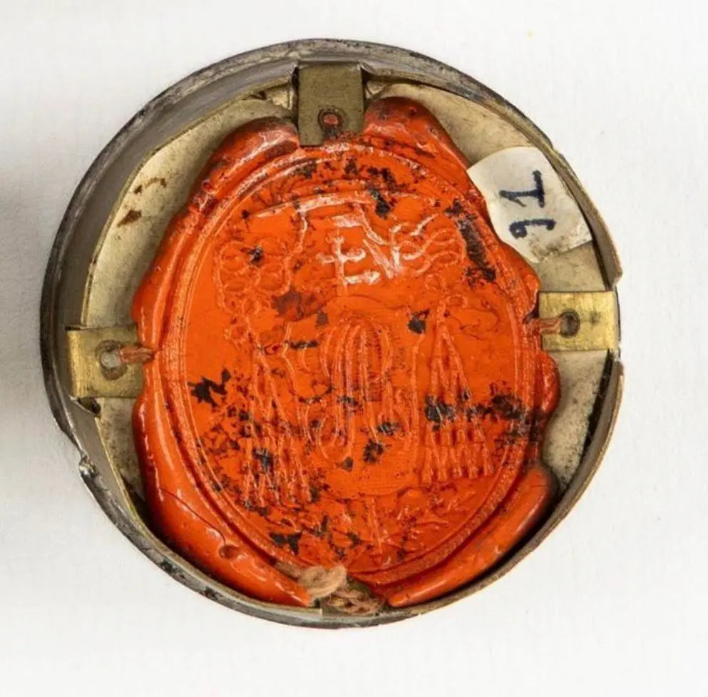 Ex ossibus relic of Saint Bernard of Clairvaux in circular reliquary
/
Relique ex ossibus de saint Bernard de Clairvaux dans reliquaire circulaire
