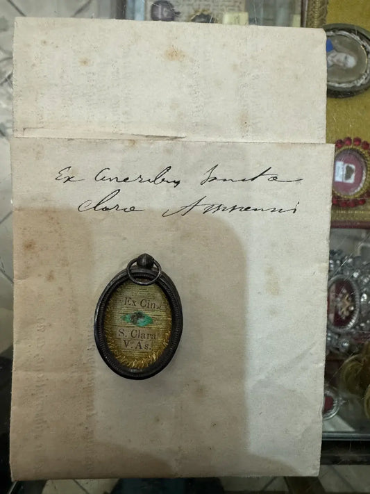 Relic of Saint Clare of Assisi with certificate / Relique de Sainte Claire d'Assise avec certificat d'authenticité