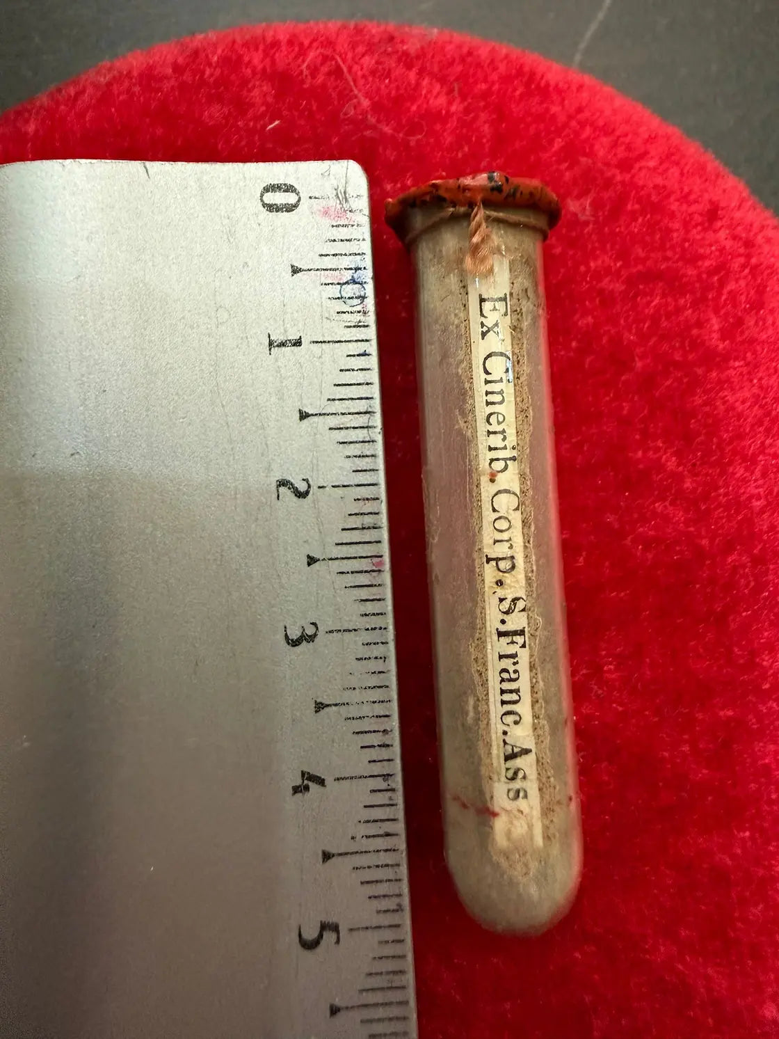 Relic vial containing ashes from the body of Saint Francis of Assisi
/
Ampoule reliquaire contenant des cendres du corps de saint François d’Assise