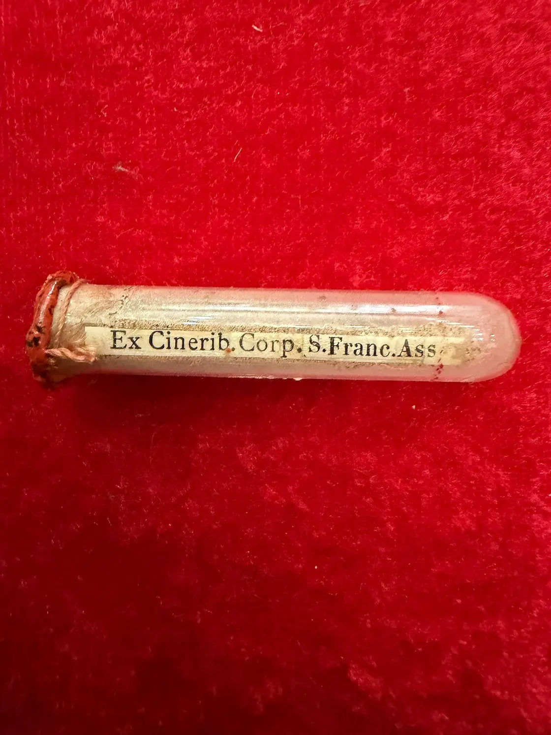 Relic vial containing ashes from the body of Saint Francis of Assisi
/
Ampoule reliquaire contenant des cendres du corps de saint François d’Assise