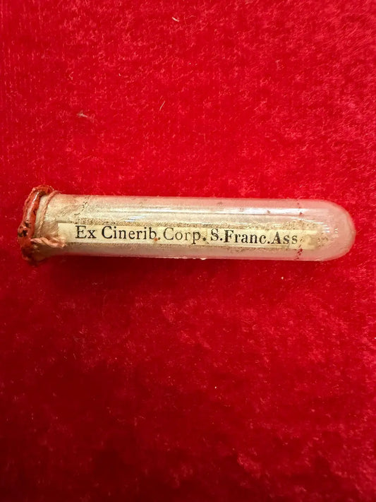 Relic vial containing ashes from the body of Saint Francis of Assisi
/
Ampoule reliquaire contenant des cendres du corps de saint François d’Assise