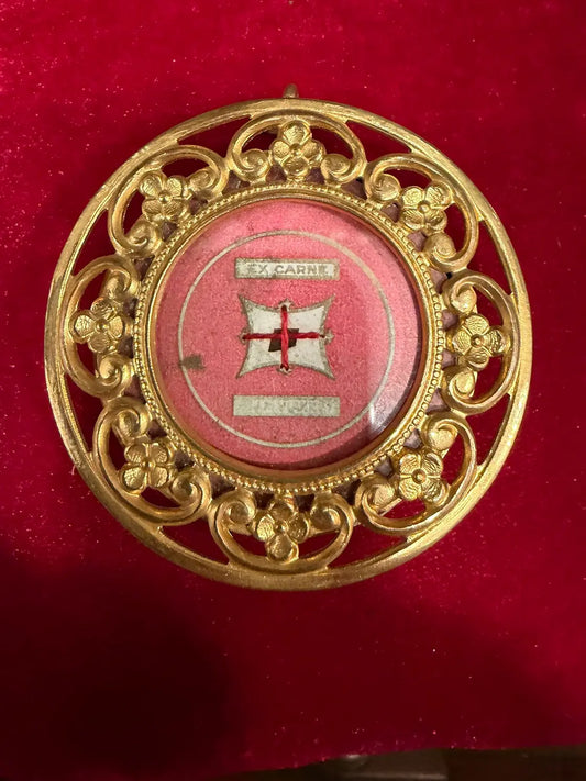 Antique gilt reliquary with ex carne relic of Saint John Mary Vianney
/
Reliquaire ancien doré avec relique ex carne de Saint Jean-Marie Vianney