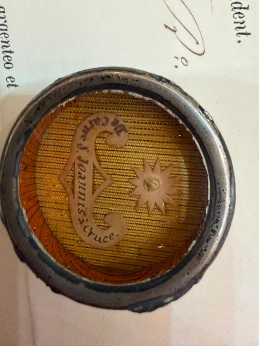Relic of Saint John of the Cross with authenticity certificate 
/
Relique de saint Jean de la Croix avec certificat d’authenticité
