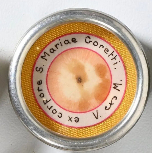 Relic of Saint Maria Goretti ex corpore in circular reliquary
/
Relique de sainte Maria Goretti ex corpore dans reliquaire circulaire