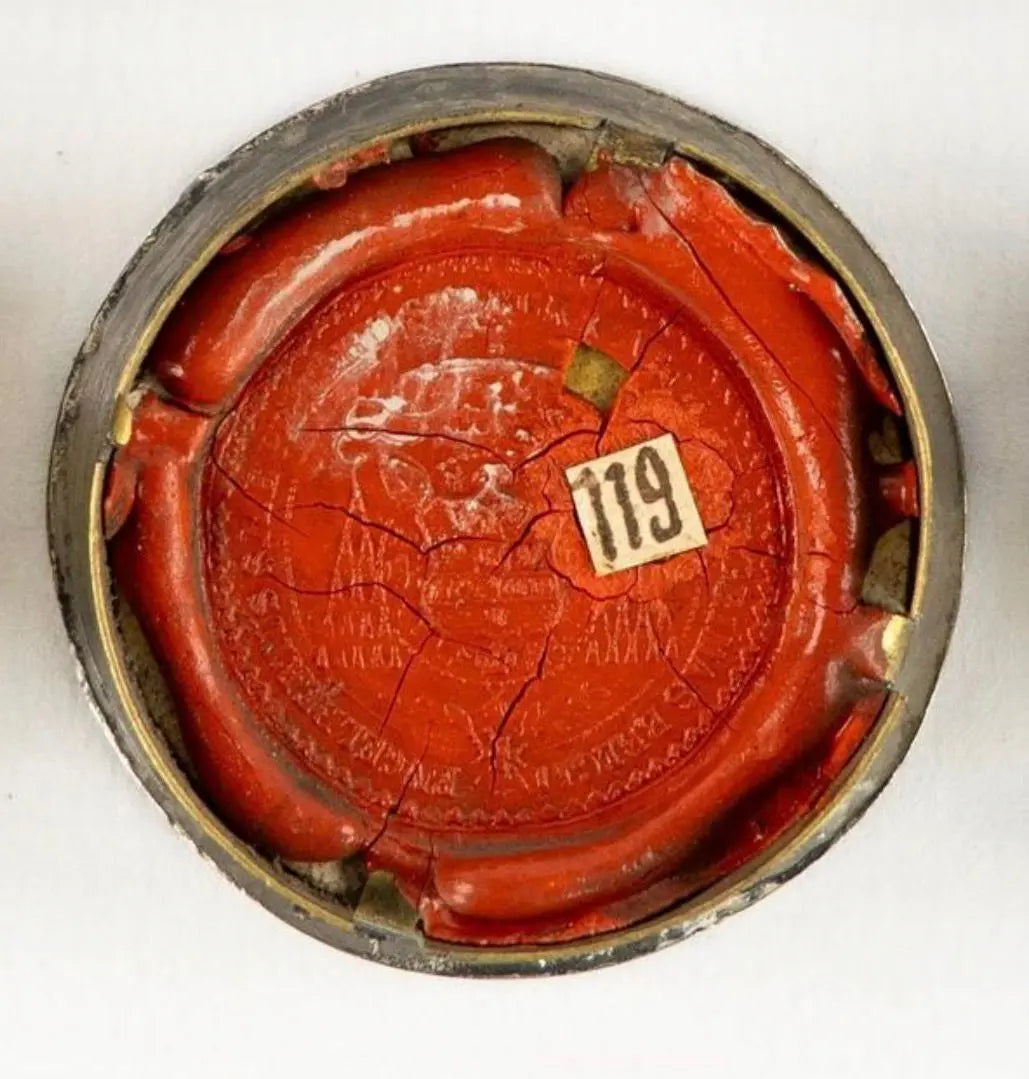 Relic of Saint Philomena virgin and martyr in circular reliquary
/
Relique de sainte Philomène vierge et martyre dans reliquaire circulaire